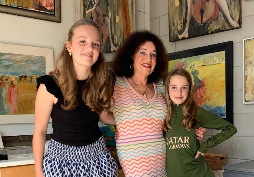 Annelie Klein Sprokkelhorst met kleindochters 2025